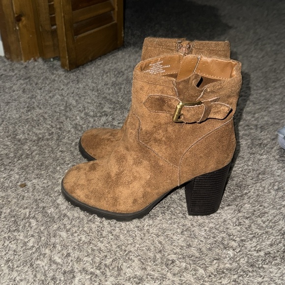 Beautiful boots that zip on the side so comfy and gorgeously perfect - Picture 2 of 3